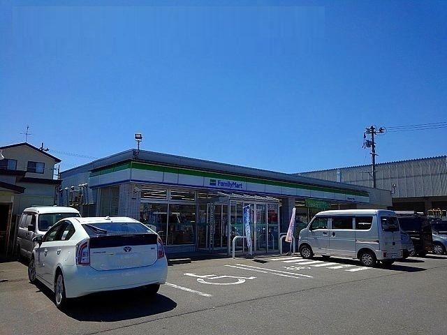 近くのファミリーマートまで450m（徒歩6分）