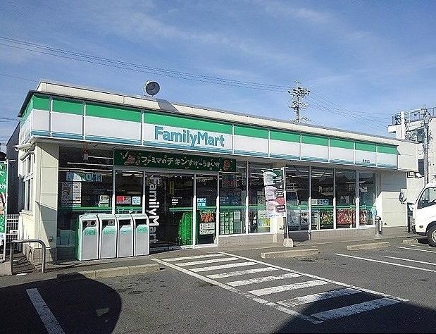 近くのファミリーマートまで500m(徒歩7分)