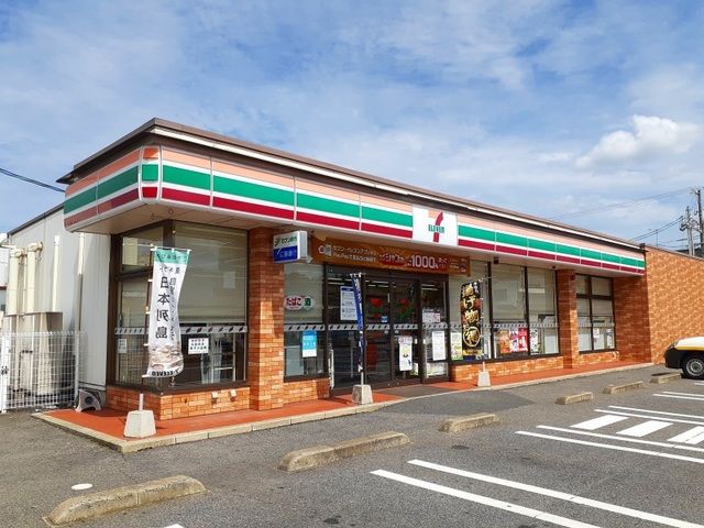 近くのセブンイレブン春日6丁目店まで500m（徒歩7分）