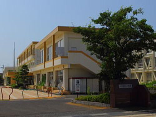 近くの高椋小学校まで500m(徒歩7分)