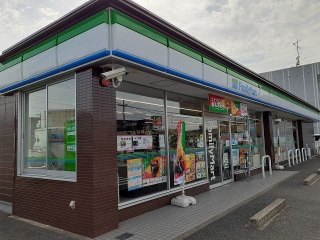 近くのコンビニまで240m（徒歩3分）