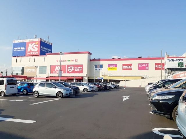 近くのエルエルタウンまで1,200m(徒歩15分)