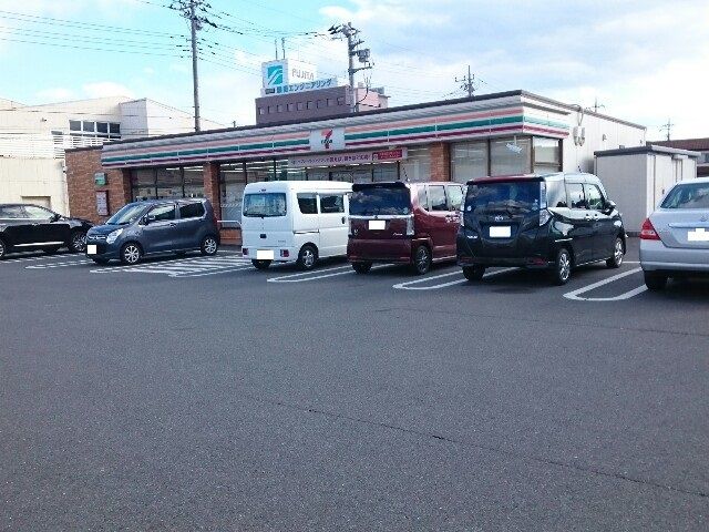 近くのセブンイレブン飯塚町店まで300m(徒歩4分)