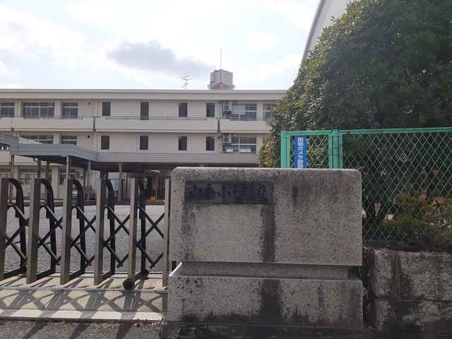 近くの小学校まで620m（徒歩8分）