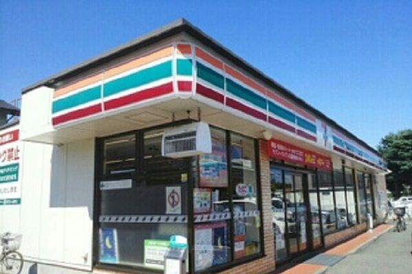 近くのセブンイレブンまで380m（徒歩5分）