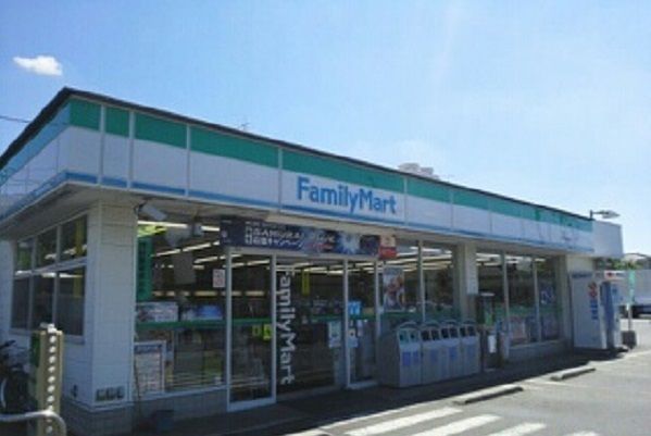 近くのファミリーマート小平回田町店まで660m（徒歩9分）