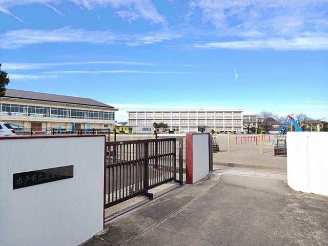 近くの渡里小学校まで1,200m（徒歩15分）