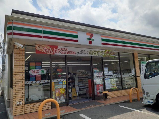 近くのセブンイレブン京成大久保店まで450m（徒歩6分）