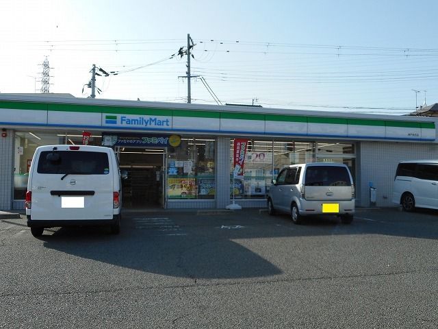 近くのファミリーマート枝吉店まで850m（徒歩11分）
