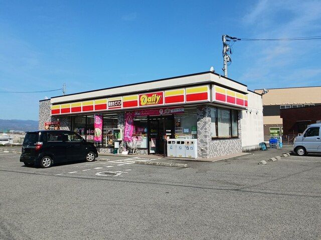 近くのデイリーヤマザキ　様まで300m（徒歩4分）