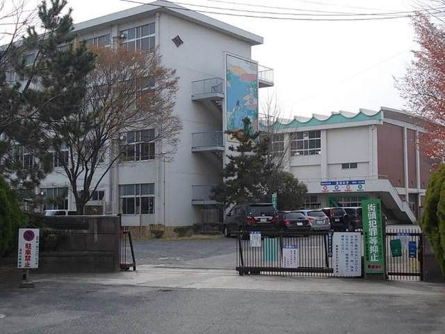 近くの玉川小学校まで750m（徒歩10分）