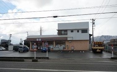 近くのセブンイレブン下越北吉田店まで900m（徒歩12分）
