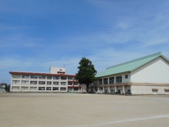 近くの川治小学校まで280m(徒歩4分)