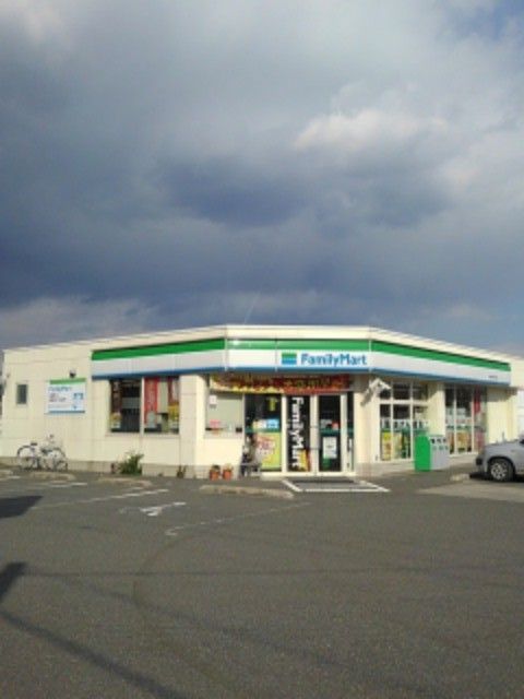 近くのファミリーマート安曇川西万木まで750m（徒歩10分）