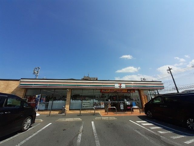 近くのセブンイレブン伊勢崎宮子町店まで400m（徒歩5分）