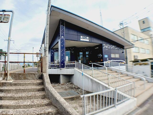 近くの道南いさりび鉄道清川口駅まで450m（徒歩6分）