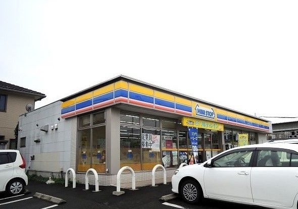 近くのミニストップ伊奈本町店まで550m（徒歩7分）