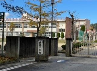 近くの那須塩原市立共英小学校まで1,800m(徒歩23分)