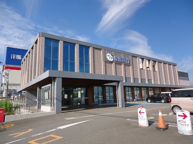 近くの銀行まで600m（徒歩8分）