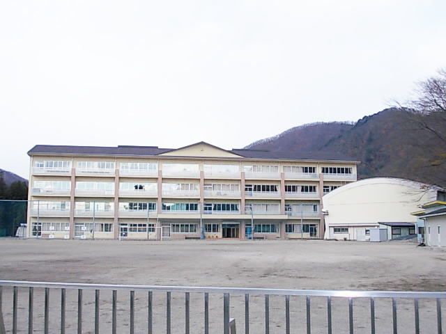 近くの日光市藤原中学校まで150m（徒歩2分）