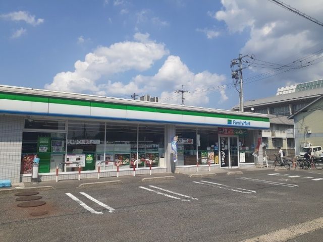 近くのファミリーマートさんまで500m(徒歩7分)