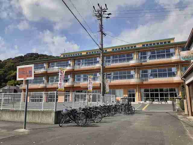 近くの浜松市立気賀小学校まで1,500m（徒歩19分）