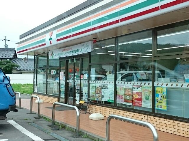 近くのセブン・イレブンまで450m（徒歩6分）