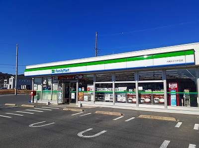 近くのファミリーマートまで730m（徒歩10分）