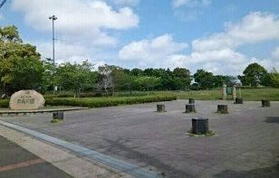 近くのみどりが丘中央公園まで210m（徒歩3分）