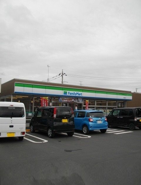 近くのファミリーマート東秋留店まで450m（徒歩6分）