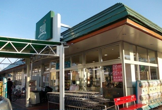 近くのＦＵＪＩスーパー塚原店まで650m（徒歩9分）