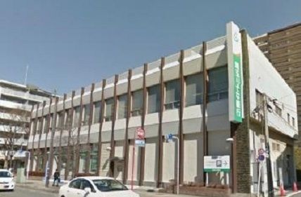 近くの埼玉りそな銀行新所沢支店まで550m(徒歩7分)