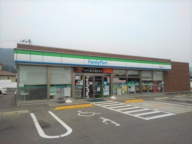近くのファミリーマート三豊豊中町店まで1,000m（徒歩13分）