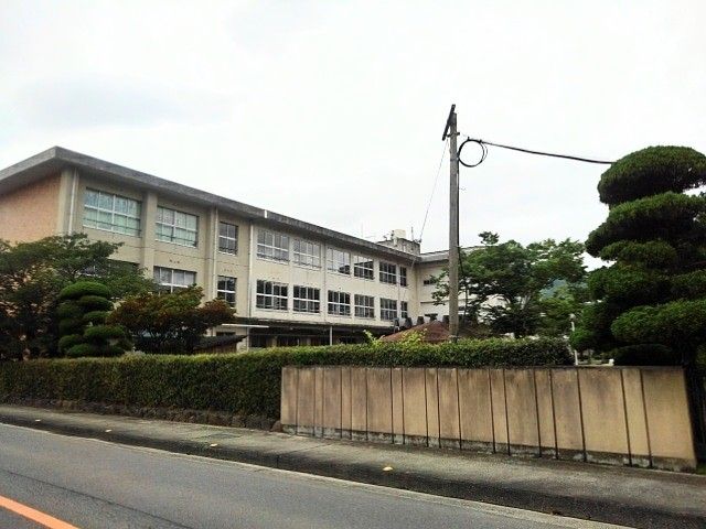 近くの三豊市立比地小学校まで600m（徒歩8分）