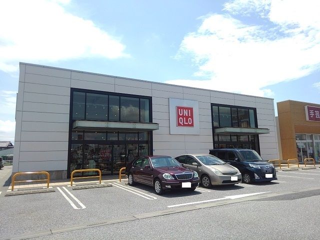 近くのユニクロアクロスガーデン筑西店まで700m（徒歩9分）