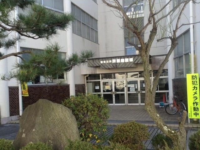 近くの石山小学校まで400m（徒歩5分）