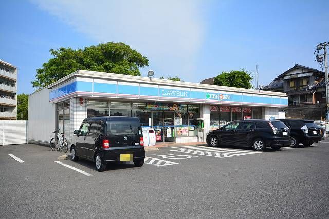 近くのローソン苅田下新津店まで550m（徒歩7分）
