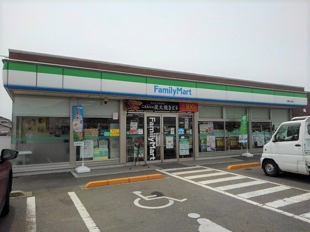 近くのファミリーマート三野町大見店まで600m(徒歩8分)