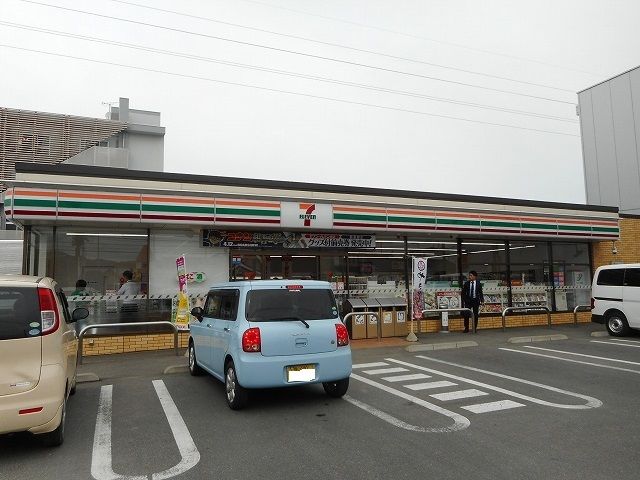 近くのセブンイレブン備後府中国府店まで900m（徒歩12分）