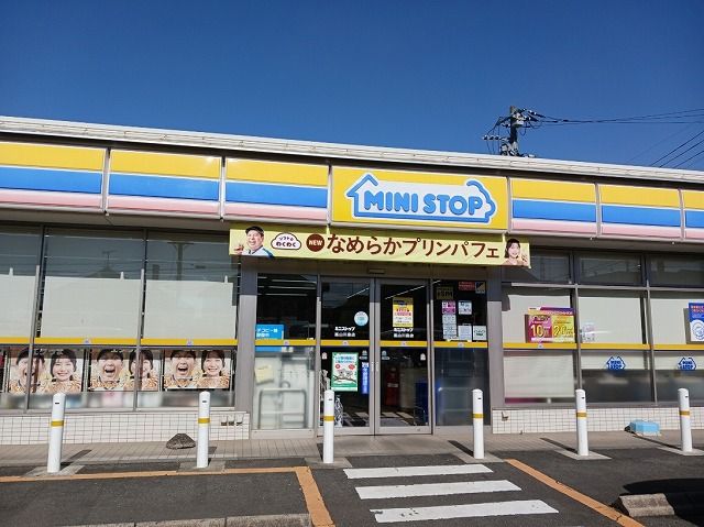 近くのミニストップ嵐山川島店まで500m(徒歩7分)