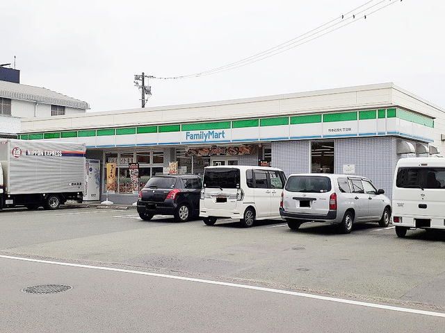 近くのファミリーマート近見七丁目店まで400m（徒歩5分）