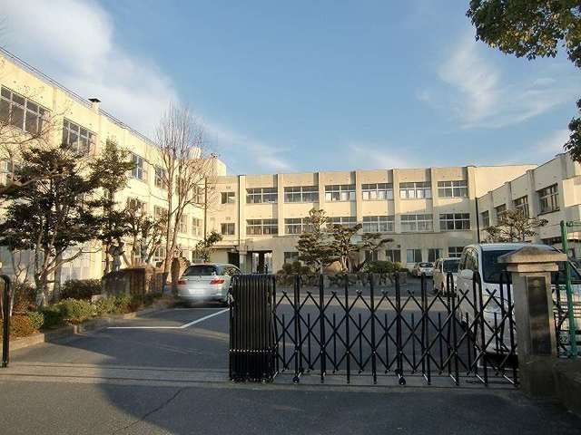 近くの治田小学校まで1,294m(徒歩17分)