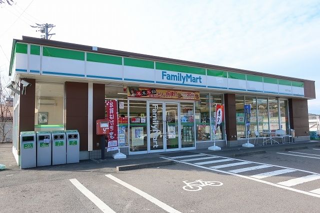 近くのファミリーマートまで750m（徒歩10分）