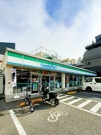 近くのファミリーマート小豆沢一丁目店まで26m(徒歩1分)