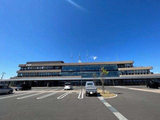 近くの役所まで800m（徒歩10分）