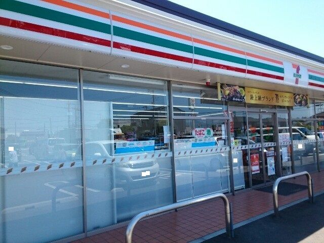 近くのセブンイレブン元島名町店まで550m（徒歩7分）