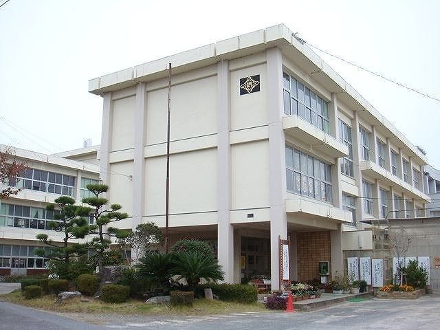 近くの鳥取市立浜坂小学校まで1,800m(徒歩23分)