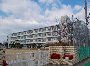 近くの妻鹿小学校まで890m（徒歩12分）