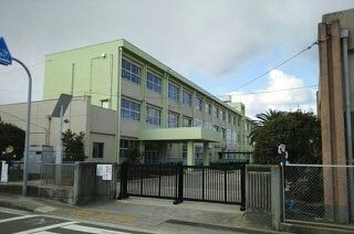 近くの有田市立保田小学校様まで1,220m（徒歩16分）