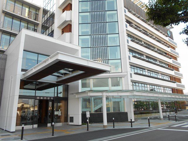 近くの西条市役所様まで2,100m（徒歩27分）